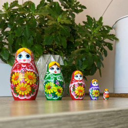 Матрешка с букетом желтых гербер, декор в русском стиле (набор 5 шт)