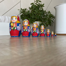 Матрешка с тюльпанами в народном голландском костюме (набор 7 шт)