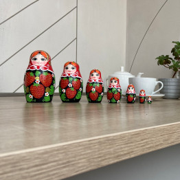 Матрешка в сарафане с клубникой (набор 7 шт)