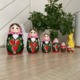 Матрешка девушка с клубникой и в розовом платке (набор 7 шт)